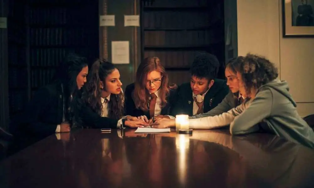 Первое фото Сьюки Уотерхаус в «Сеансе» Саймона Барретта