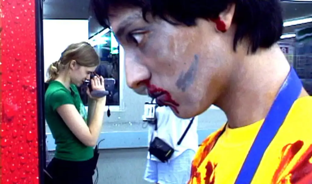 "Эмили 12 лет. И она снимает фильм про зомби."