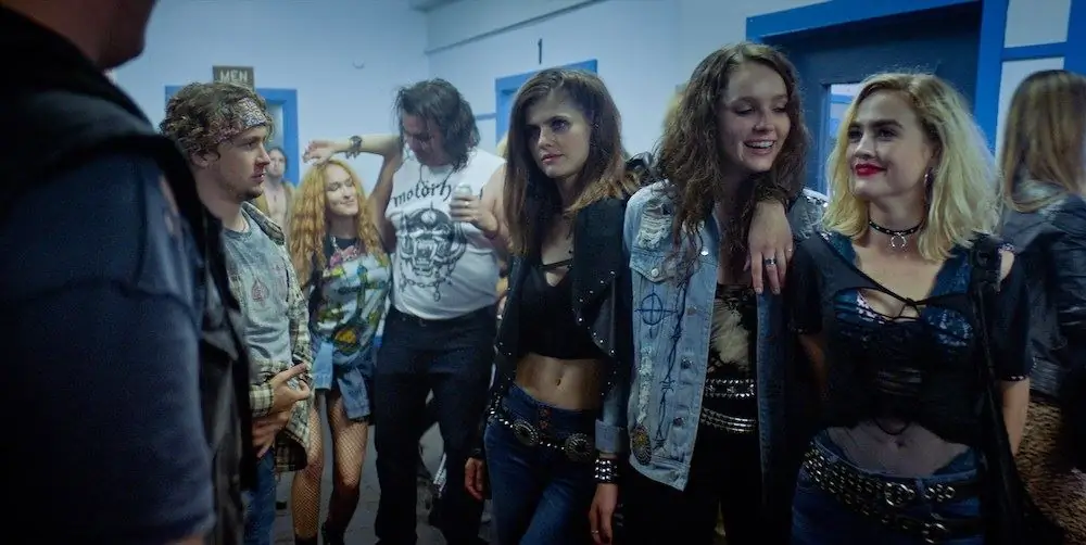 Александра Даддарио поддерживает вечеринку в клипе «We Summon the Darkness» [эксклюзив]