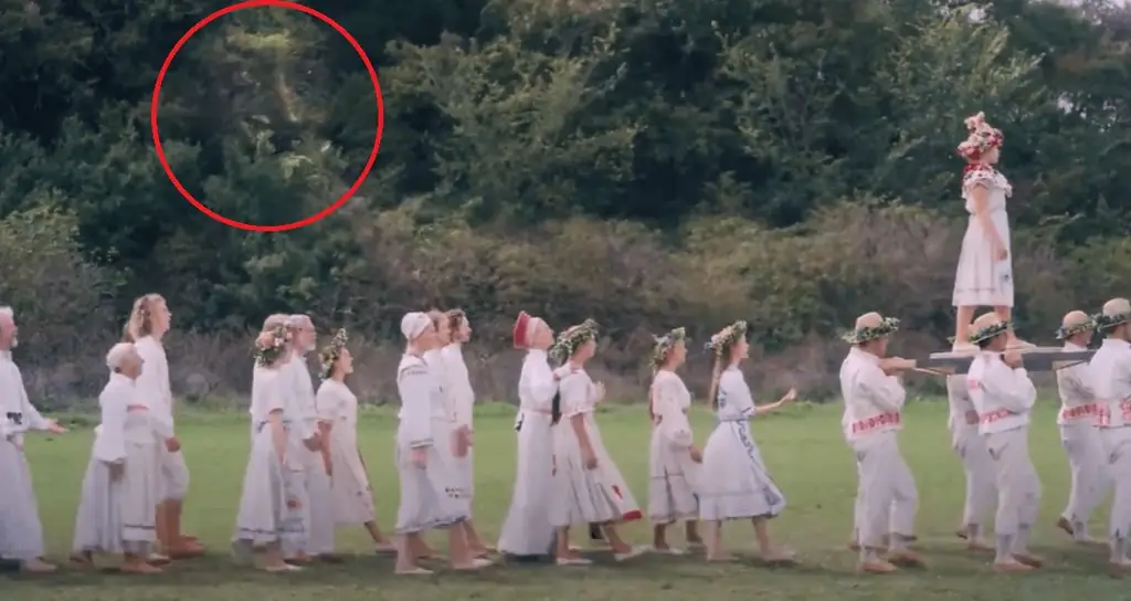 В этом видео подробно рассматриваются все жуткие детали, скрытые в «Midsommar» Ари Астера