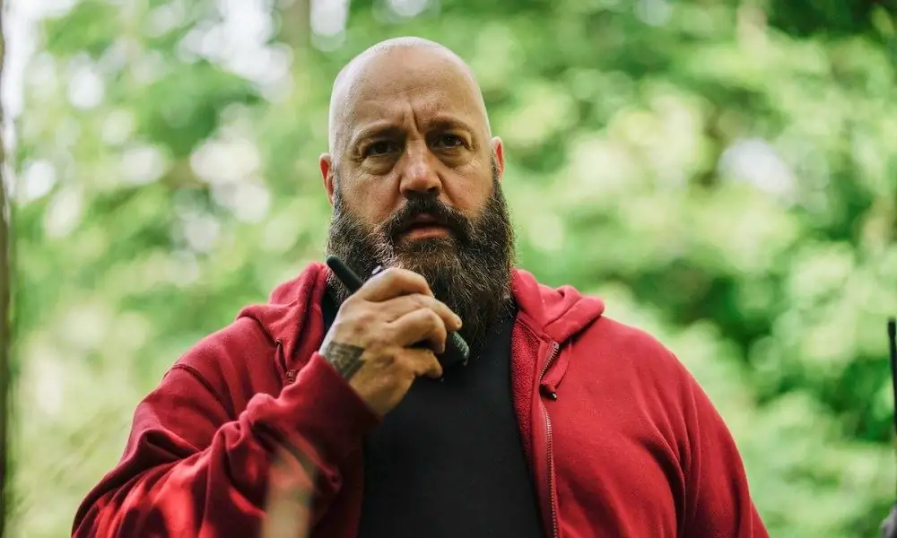 Бекки': бородатый Кевин Джеймс и окровавленная Лулу Уилсон выходят на постер триллера "Вторжение в дом"