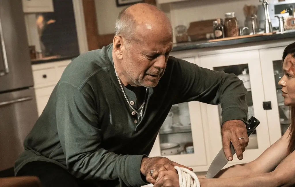 Брюс Уиллис дает отпор в триллере о вторжении в дома «Выжить ночью» с рейтингом «R» [трейлер]