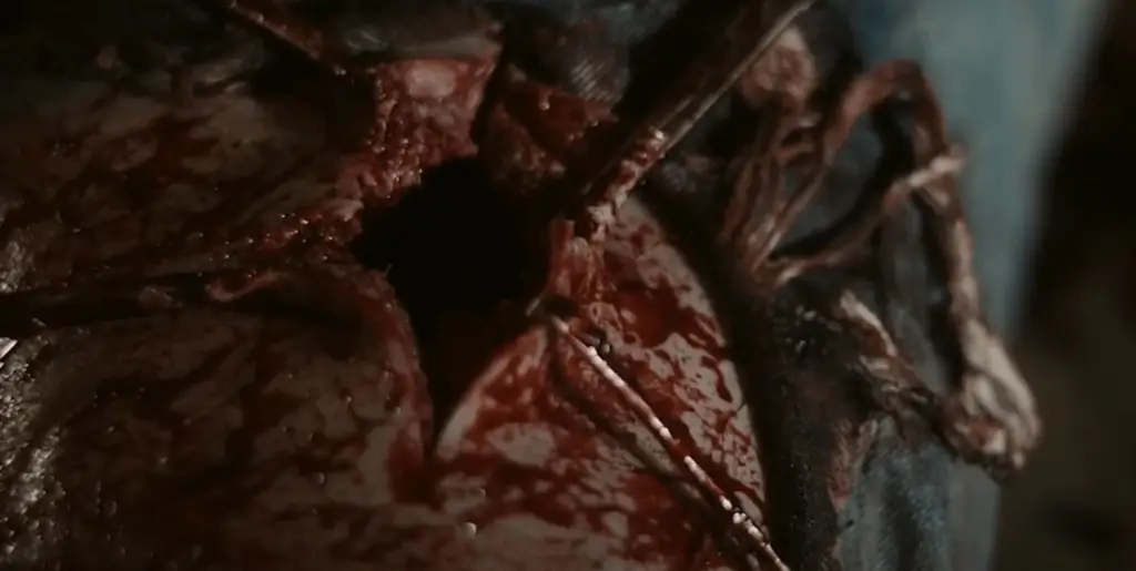 Брюс Уиллис играет в грязную игру в операции в этом клипе из триллера о вторжении в дома «Выжить ночью» с рейтингом «R»