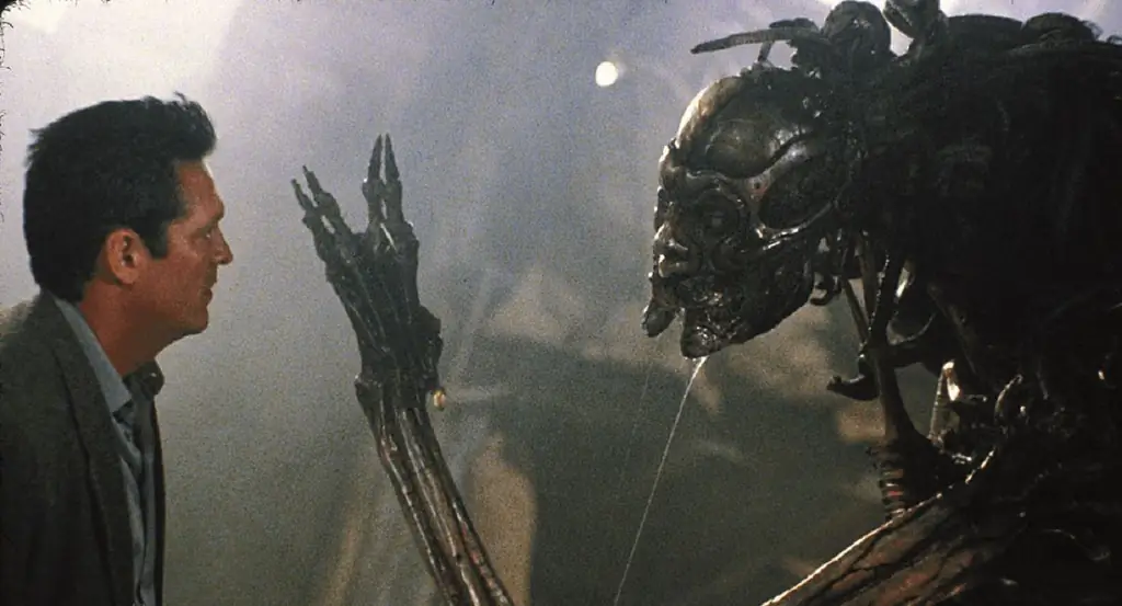 Species II' - это грязный, кровавый, сумасшедший полнометражный шедевр [Мы любим хоррор 90-х]