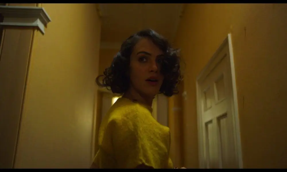 Темная фигура преследует первый клип из фильма «Изгнание» режиссера Creep [видео]