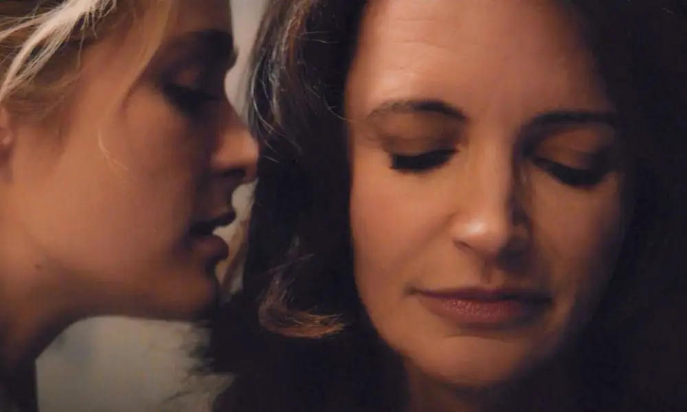 Акции напряжения Первый взгляд на Анну Элизабет Джеймс