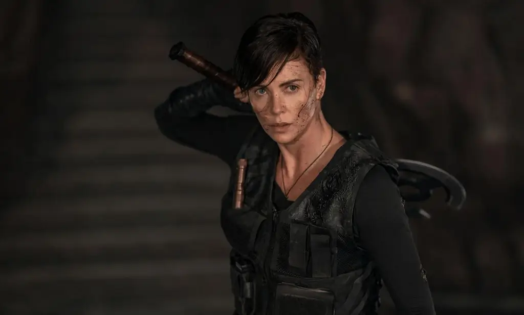 Шарлиз Терон - бессмертная задница