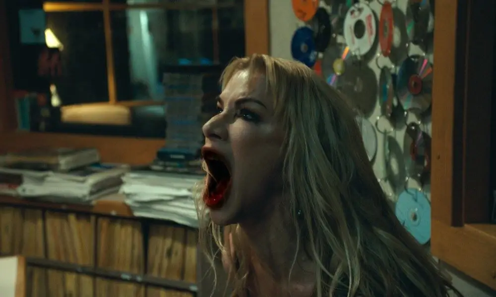 Кэролайн Уильямс из Texas Chainsaw 2 возвращается в диджейскую будку в тизер-трейлере «Десять минут до полуночи»! [Страхи попкорна]