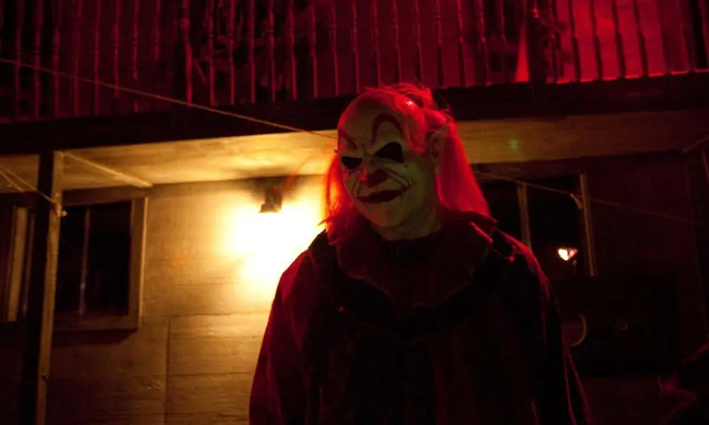 Фан Broke Horror переносит фильм «Дома, построенные в октябре» на полностью функциональную видеокассету к Хэллоуину