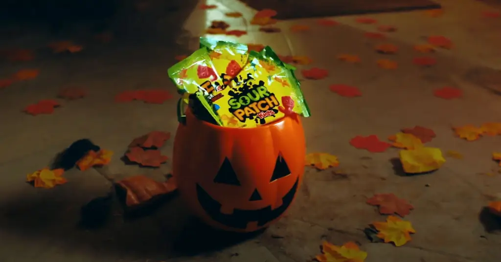 Дети Sour Patch хотят спасти Хэллоуин с помощью кампании «Обратный трюк или угощение» [видео]