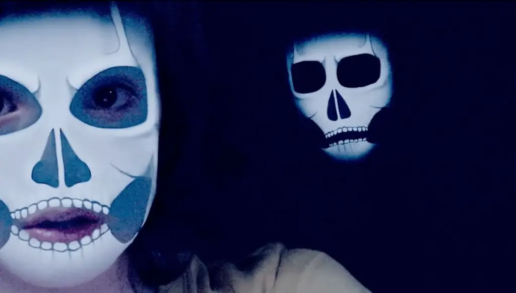 Видеоклипы «Come Play»: технологии ловят крадущегося монстра «Ларри»