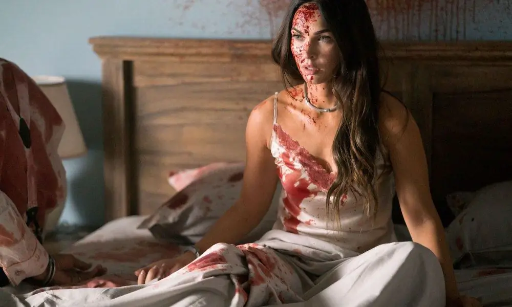 Изображения «до смерти» оставляют Меган Фокс прикованной наручниками к ее мертвому мужу и залитой кровью