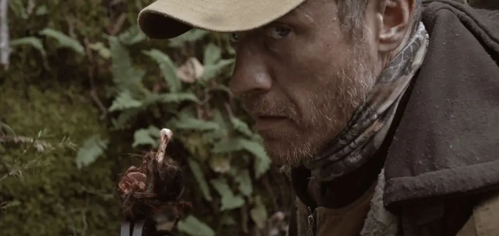 Голодный волк на охоте в IFC Midnight's Devon Sawa