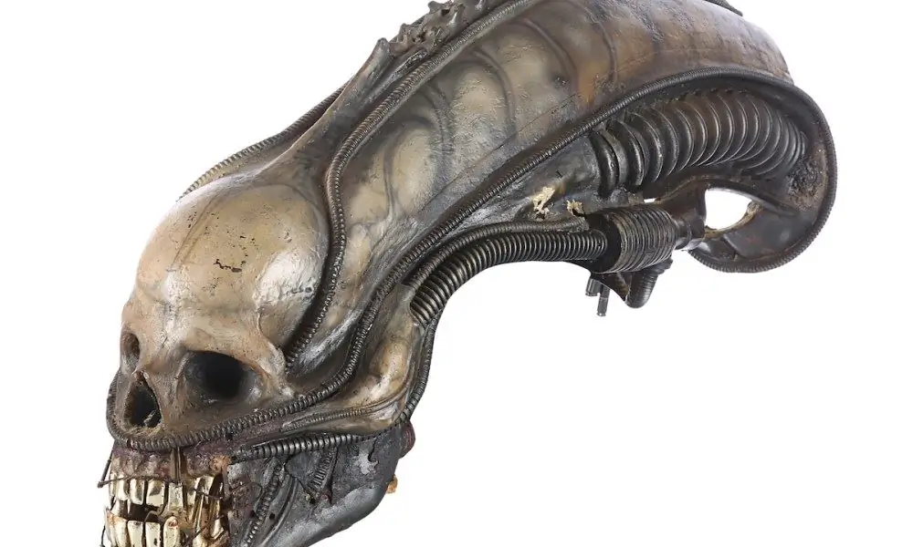 Механическая голова ксеноморфа из фильма Ридли Скотта «Чужой» продана на аукционе за 83 750 долларов; Кинжал героя «Омен» за 92 125 долларов