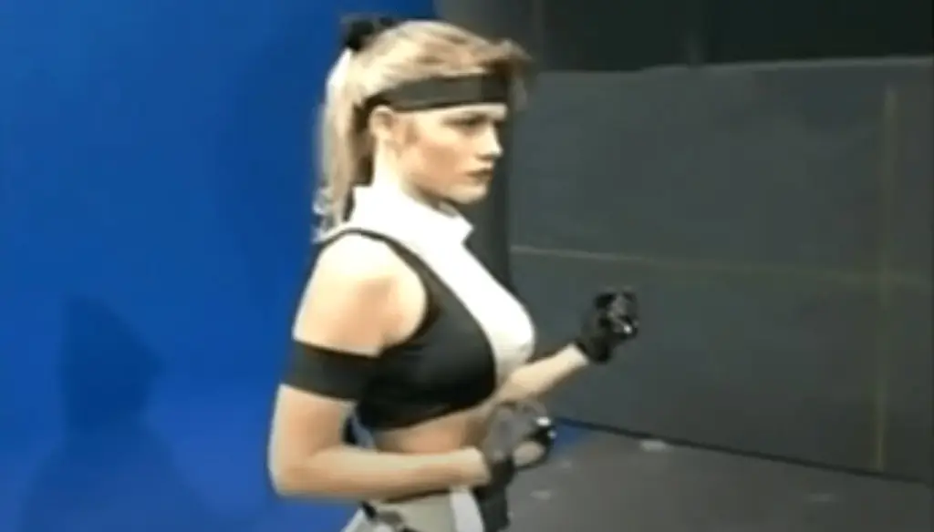 Актриса Соня Блейд Керри Хоскинс надевает культовый костюм спустя 25 лет после «Mortal Kombat 3» [Изображение]