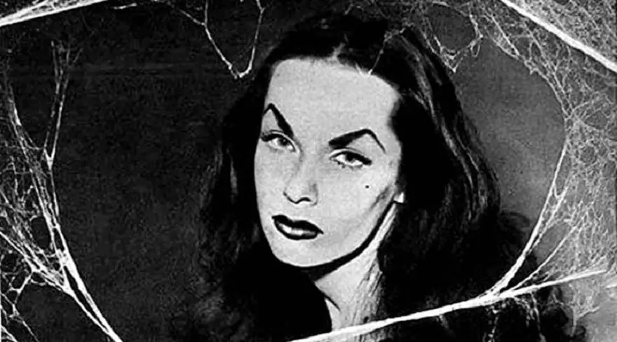 Хозяин ужасов Вампира попал в центр внимания в фильме «Гламурный вурдалак: страсти и боль настоящей вампиры, Майла Нурми»