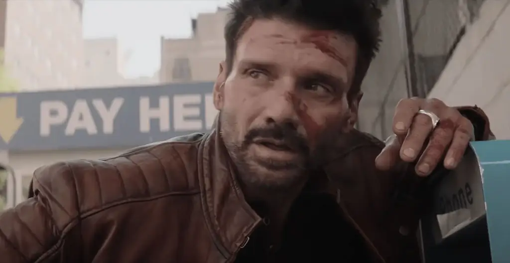 Фрэнк Грилло получает свой собственный «Счастливый день смерти» с диким боевиком Джо Карнахана «Уровень босса» [трейлер]