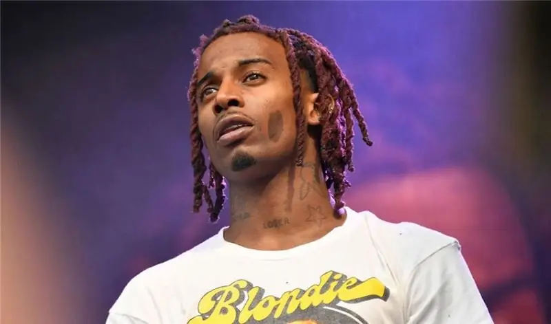 Playboi Carti на фиолетово-розовом фоне