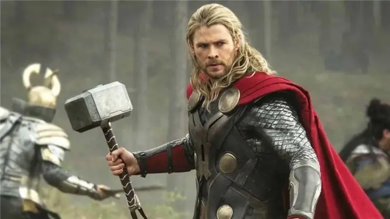 Тор со своим молотом Мьёльнир в MCU