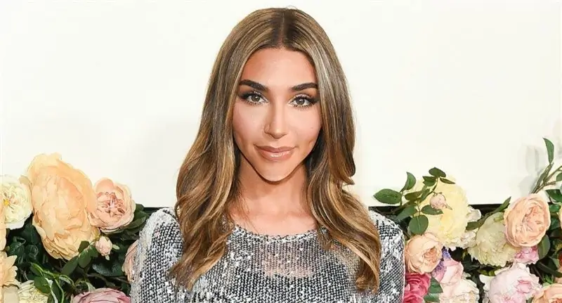 Виртуальный ужин происходит. Присутствуют Пэрис Хилтон, Бритни Спирс и Лиам Пейн Но кто хозяин?