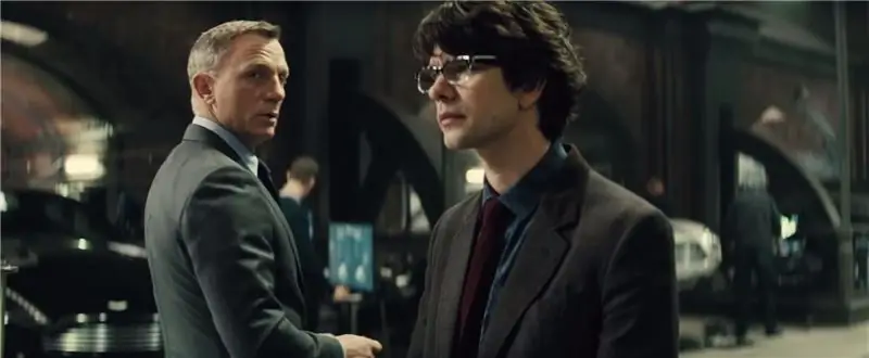 Q дает новое снаряжение Джеймсу Бонду в Skyfall