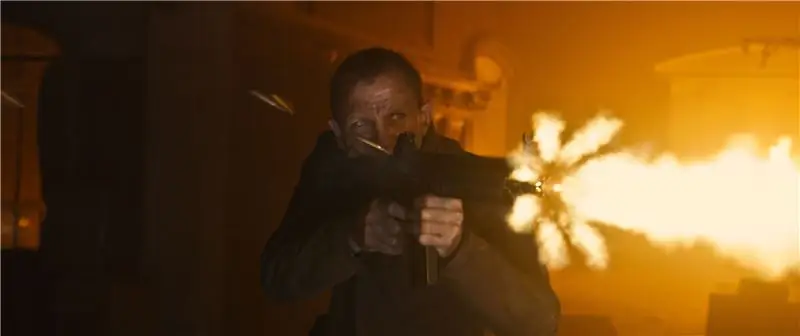 Джеймс Бонд стреляет из штурмовой винтовки в Skyfall