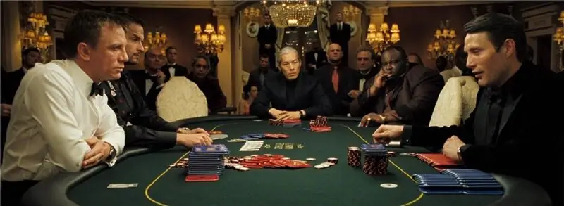 Дэниел Крейг в роли Джеймса Бонда играет в покер в Casino Royale