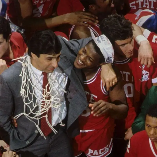 Джим Вальвано срезает сетки после победы на чемпионате NCAA BasketballChampionships Джим Вальвано срезает сетки после победы на чемпионате NCAA BasketballChampionships