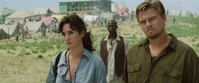 Леонардо ДиКаприо стоит в поле в Blood Diamond