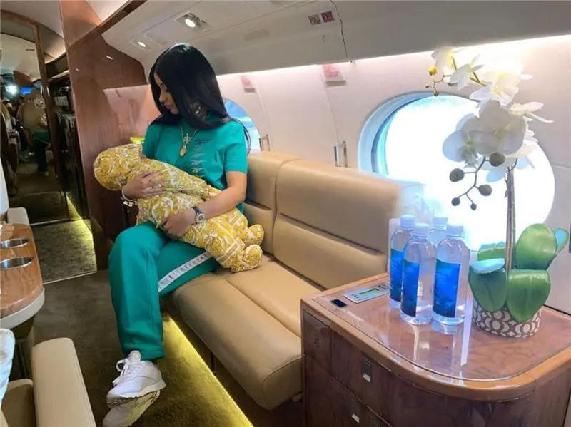 Cardi B держит Kulture в комбинезоне с капюшоном Versace Cardi B держит Kulture в комбинезоне с капюшоном Versace