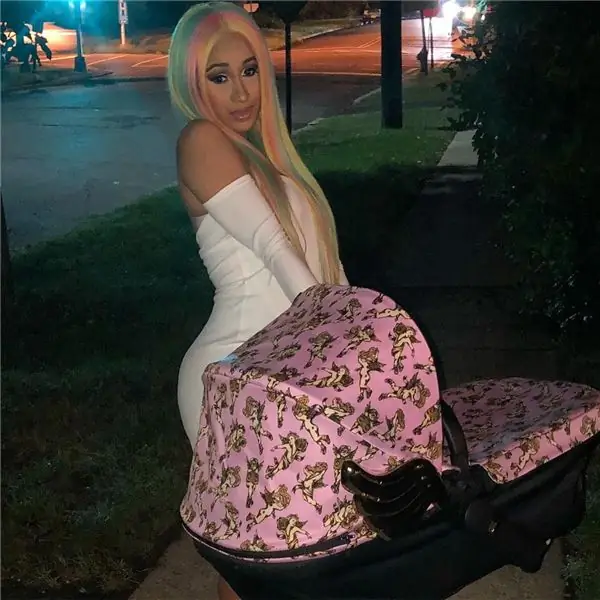 Cardi B позирует перед люлькой своего ребенка Cardi B позирует перед люлькой своего ребенка