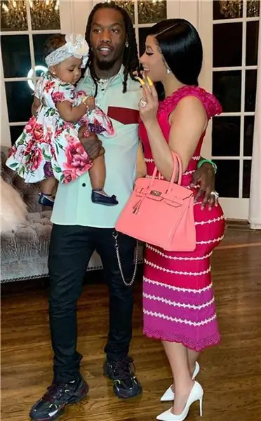 Offset держит Kulture, когда Cardi B смотрит и улыбается ей Offset держит Kulture, когда Cardi B смотрит и улыбается ей