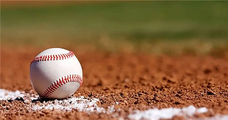 Бейсбольный питчер утешает друга вместо того, чтобы праздновать с командой после большой победы