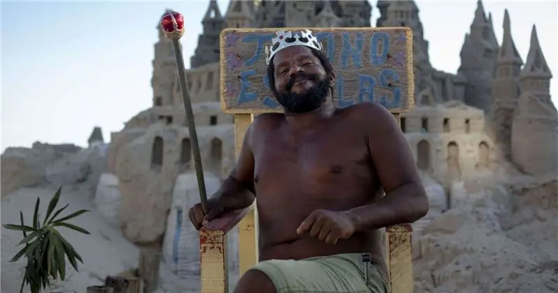 Кто живет в замке из песка на пляже? Этот парень