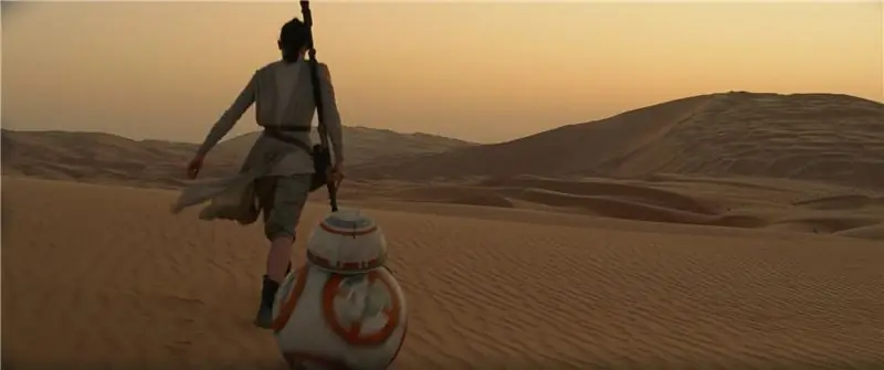 Рей бежит с BB-8 на джакку в «Пробуждении силы» Рей бежит с BB-8 на джакку в «Пробуждении силы»