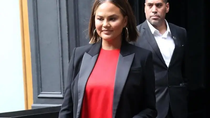 Крисси Тейген защищается от неприятных комментариев о своей новой прическе