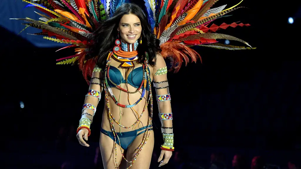 Ангел Victoria’s Secret Адриана Лима больше не хочет раздеваться