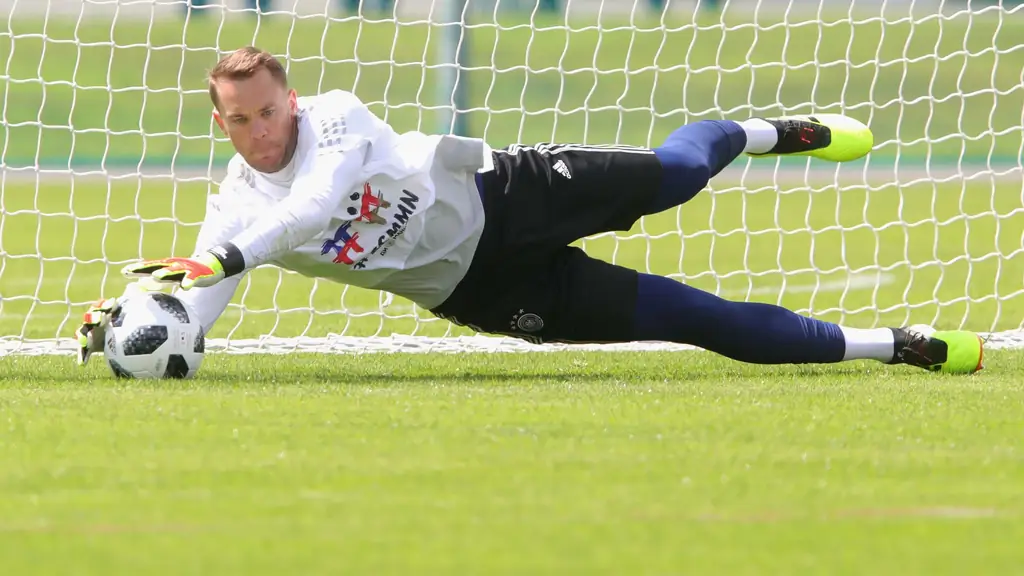 Марко Ройс трижды подпрыгивает на одной ноге