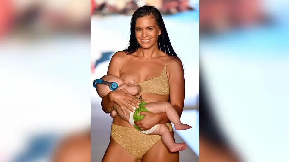 Мара Мартин кормит грудью свою дочь на подиуме Sports Illustrated