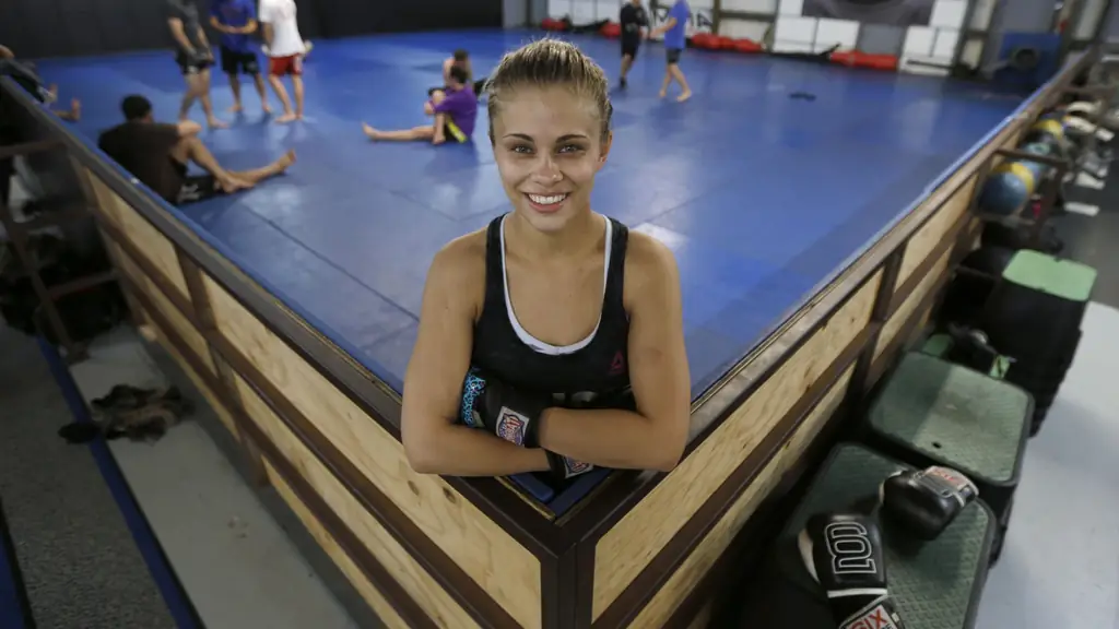 Paige VanZant: Cage Beauty раздевается