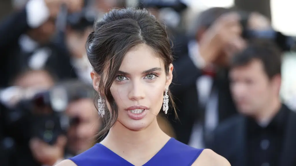 Поправились на карантине? Модель «Victoria's Secret» Сара Сампайо показывает свое тело в короне