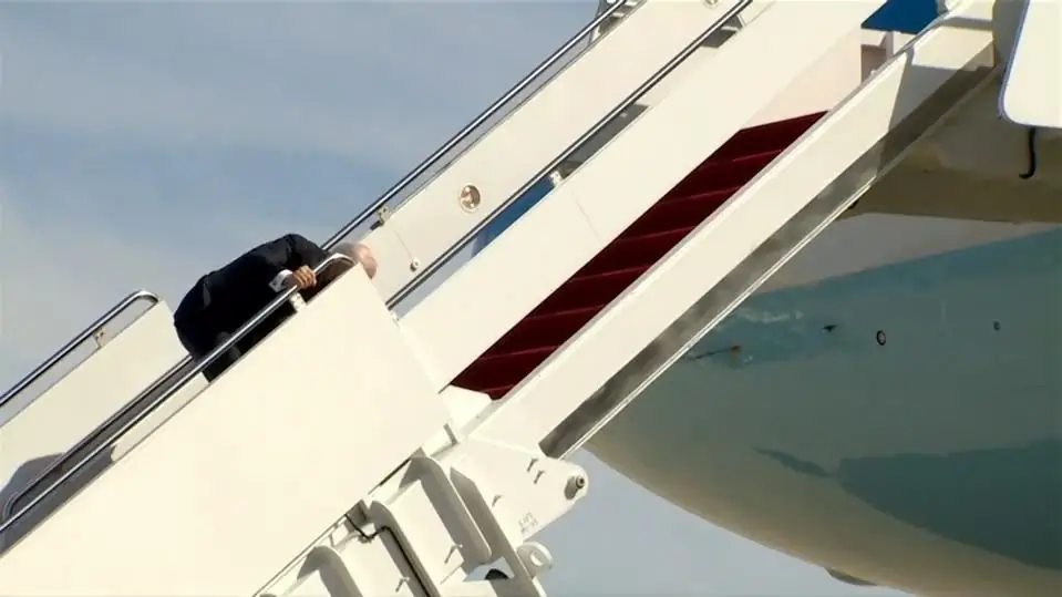 Джо Байден (78) спотыкается на лестнице в Air Force One