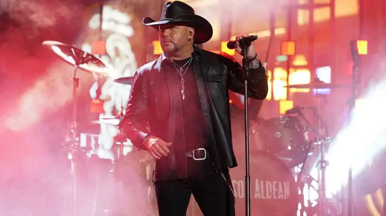 Джейсон Алдин во время выступления на CMT Music Awards Джейсон Алдин во время выступления на CMT Music Awards
