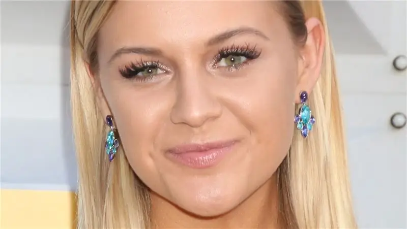 Поклонники вызывают сомнительное объяснение CMT Music Awards в связи с отсутствием Келси Баллерини