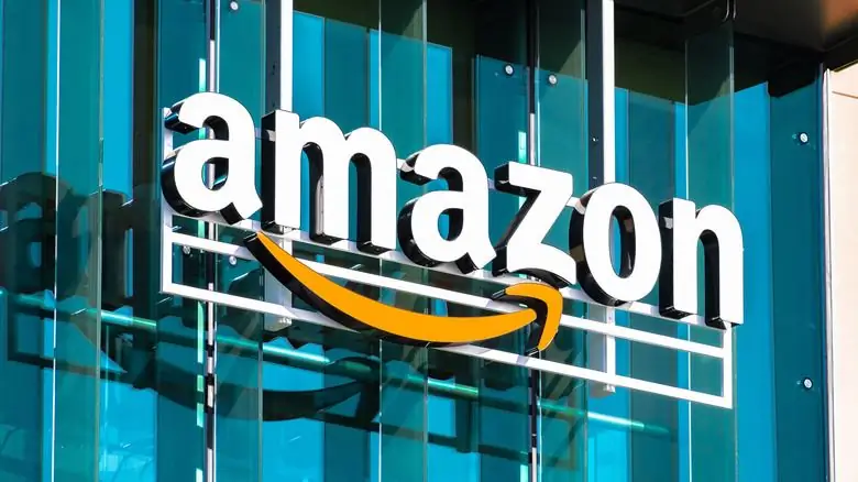 Знак Amazon на здании Знак Amazon на здании