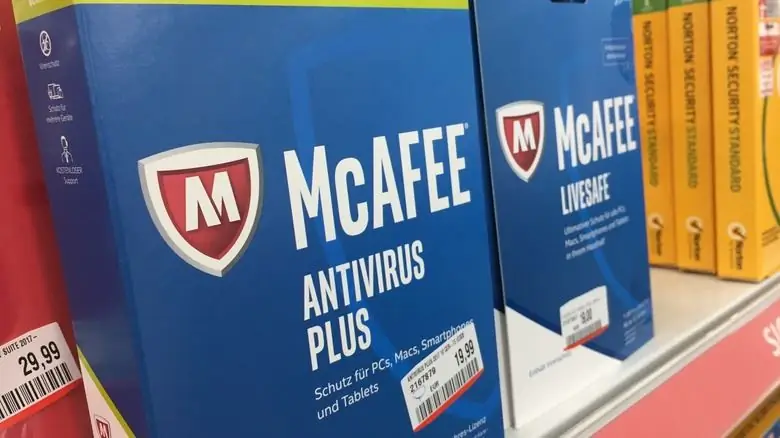 Программное обеспечение McAfee Antivirus Plus на полке Программное обеспечение McAfee Antivirus Plus на полке