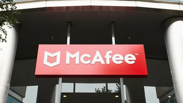 Здание McAfee с белыми буквами на красном знаке Здание McAfee с белыми буквами на красном знаке