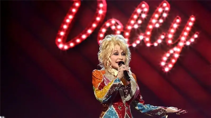 Долли Партон выступает на 51-й церемонии вручения премии Academy of Country Music Awards