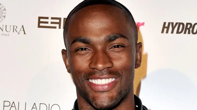 Кит Карлос улыбается