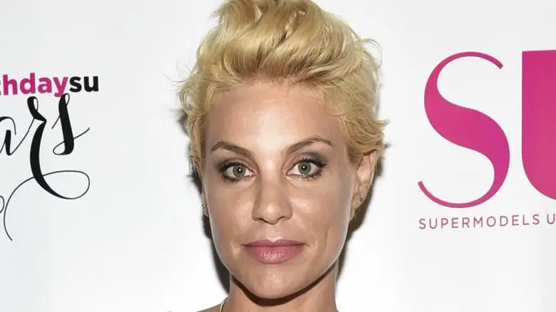 Лиза Д'Амато улыбается